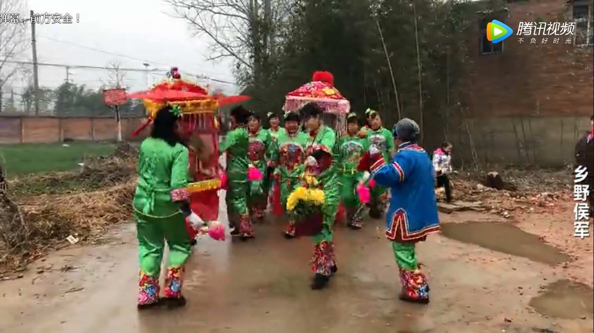 农村大年初一秧歌旱船闹新春