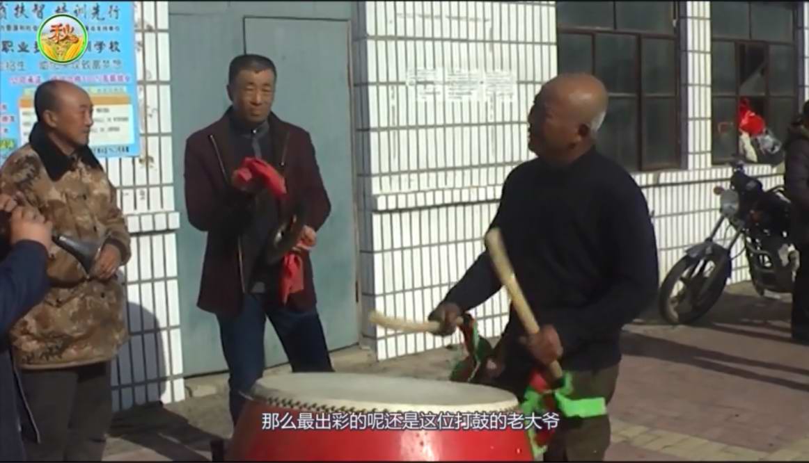 秧歌队打鼓老大爷太抢镜