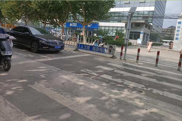 徐州“斑马”文明 彰显城市进步